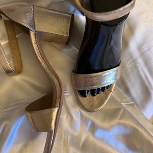 Great dress shoes in metallic gold. Block heel.